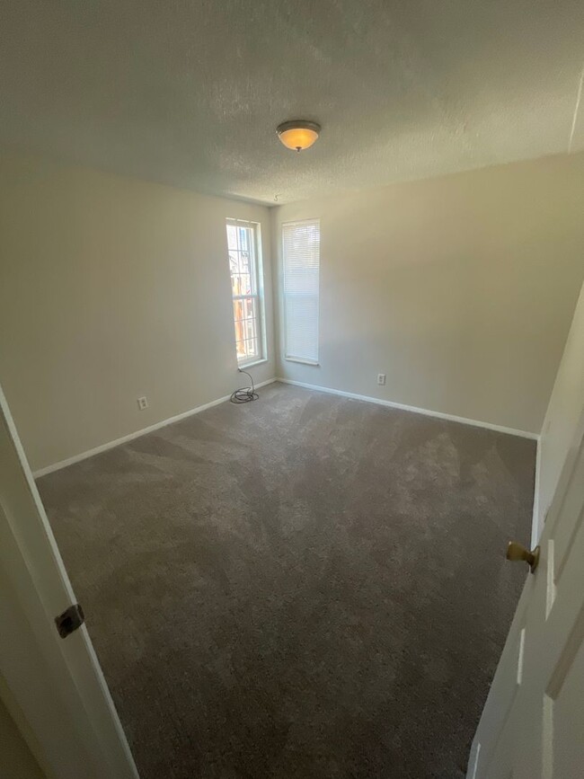 Building Photo - 3 Bedroom Apartment In Virginia Vale Neigh...