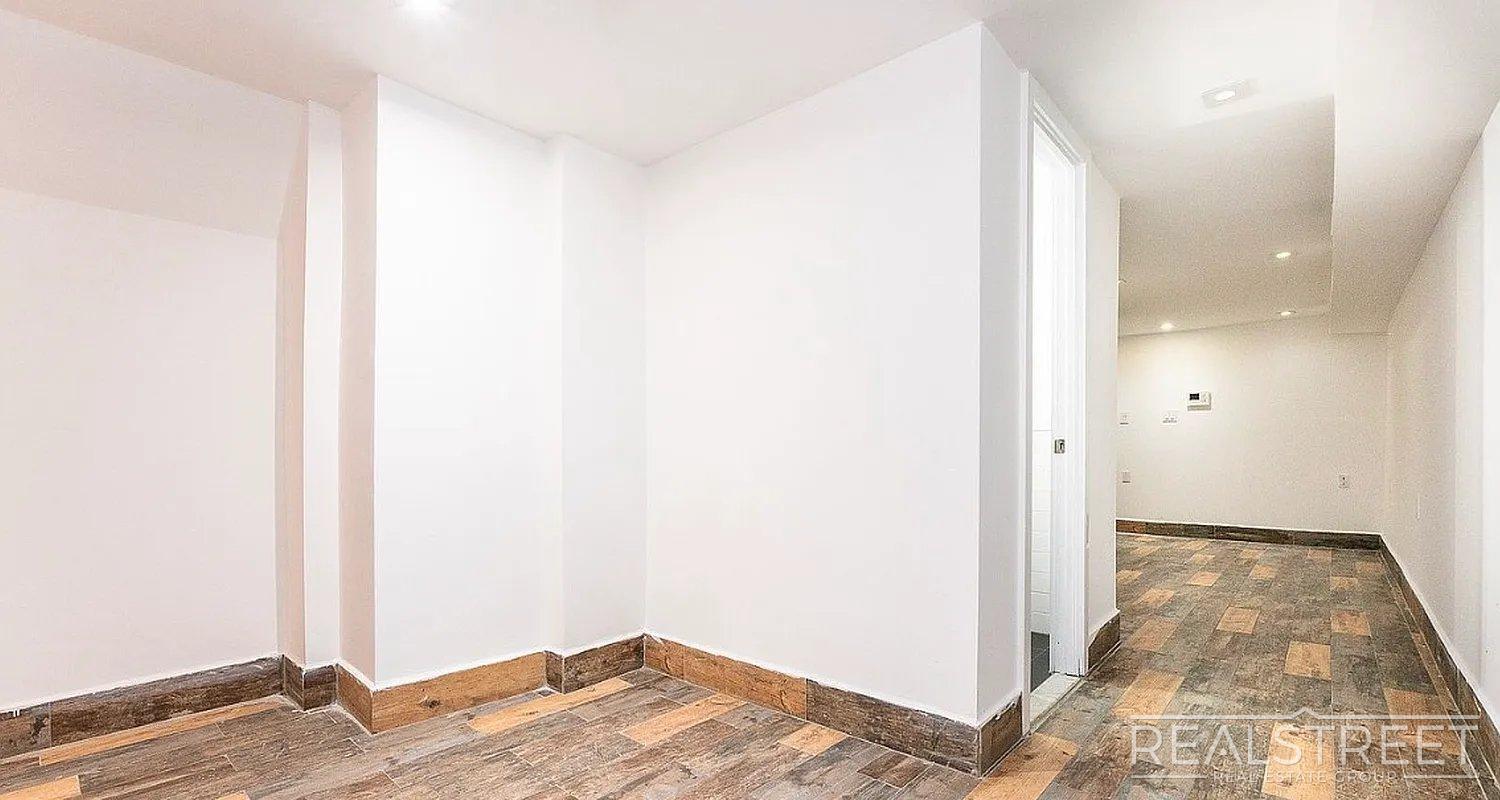 Building Photo - Putnam Ave