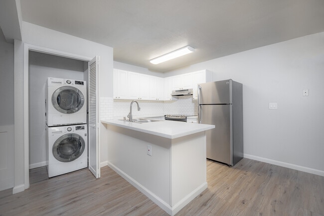 BW 2BD kitchen - Breakwater Apartments