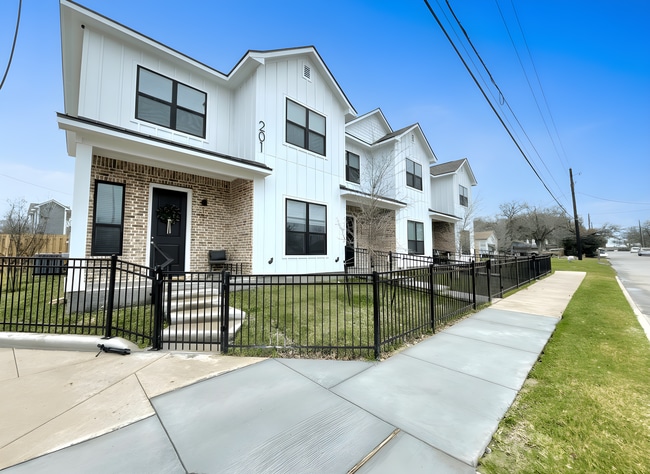 Building Photo - 201 Fairway Dr