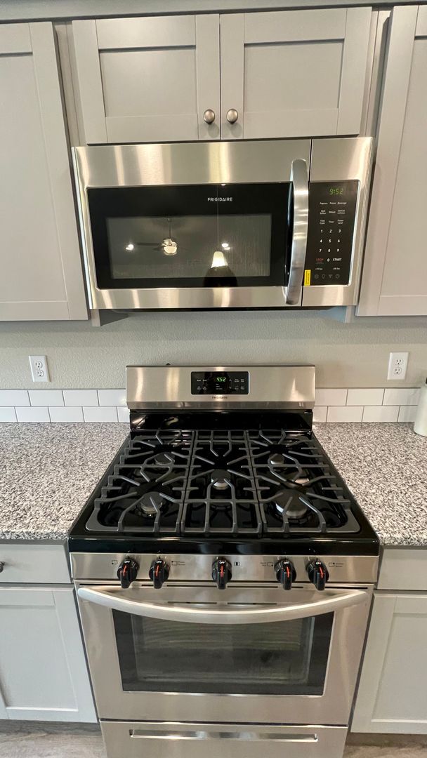 Building Photo - $2,199.00 / Large 4 bed 2 bath / 3 car gar...