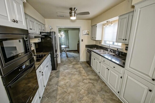 Building Photo - 131 Kingston Dr