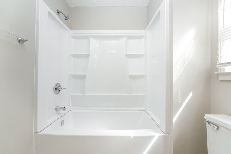 Building Photo - 2526 Highland Dr SE