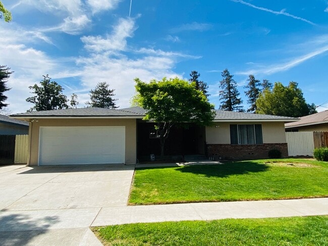 Building Photo - $2,395 Herndon & First, Spacious 4 Bedroom...