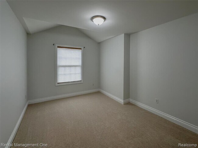 Building Photo - 5742 Putnam Dr