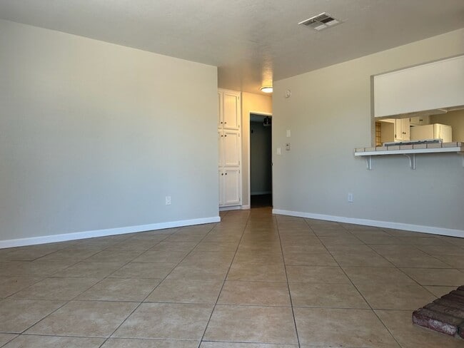 Building Photo - 912 W Graaf Ave