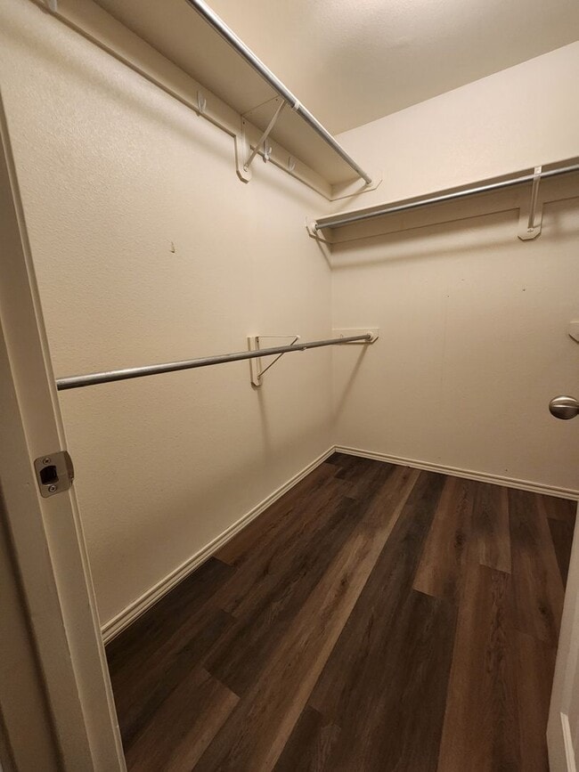 Building Photo - Beautiful 4 bedroom