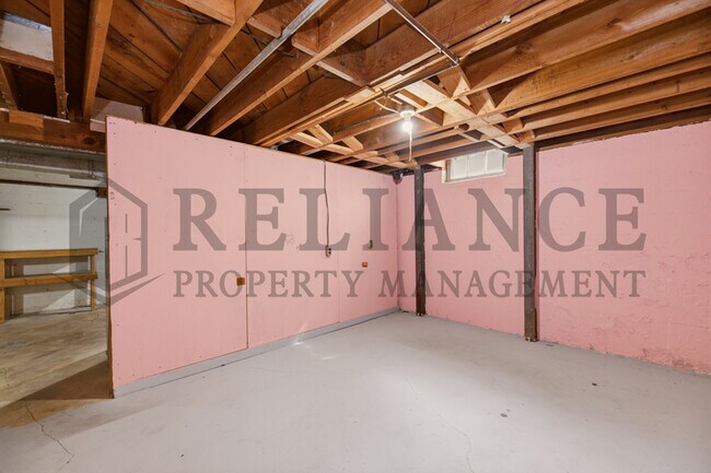 Building Photo - 374 N Hillcrest St