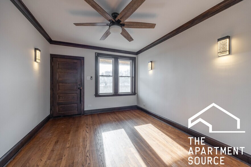 Building Photo - 2626 W Devon Ave