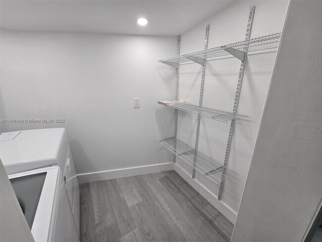 Building Photo - 1637 SW 17th St