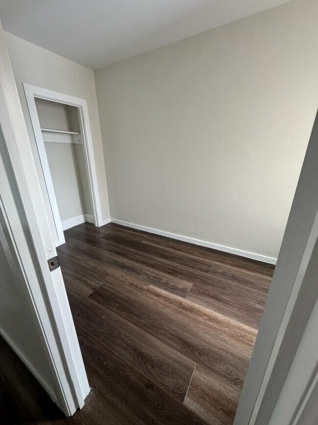 Building Photo - 4 bedroom 1 bath house with off street parking