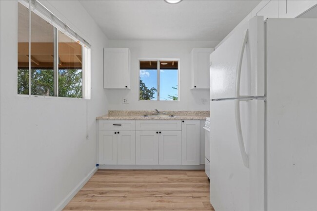 Building Photo - Remodeled 2 Bed/1 bath Attached Cottage in...