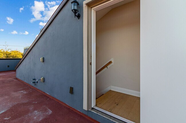 Building Photo - 247 Beech St