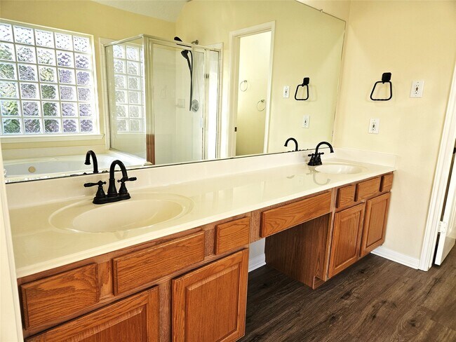 Building Photo - 2121 Crimson Lake Ln