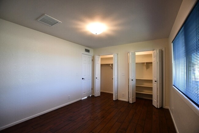 Building Photo - Mesa Gem with a large yard, storage and fr...