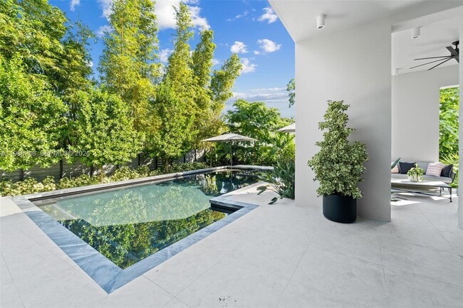 Building Photo - 8625 NE 10th Ave