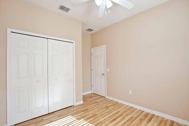 Building Photo - Spacious 4/2 Home with a Large Fenced Backyard and a 2 Car Garage Located in Buena Ventura Lakes ...