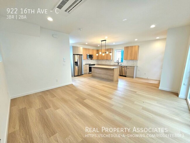 Building Photo - 922 16th Ave