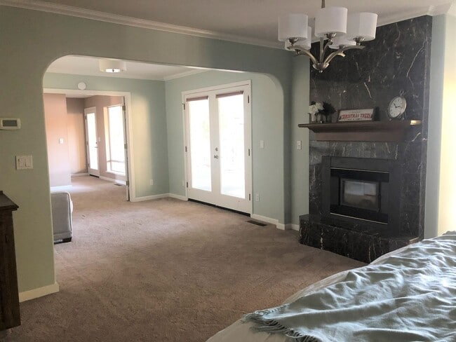 Building Photo - Lake Front Furnished Home, 3 bed, 4 bath i...