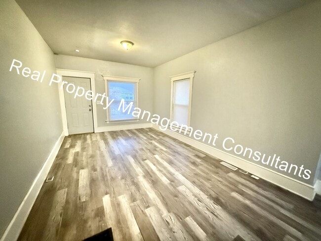 Building Photo - Renovated 2 Bedroom with Deposit Free Living via Obligo