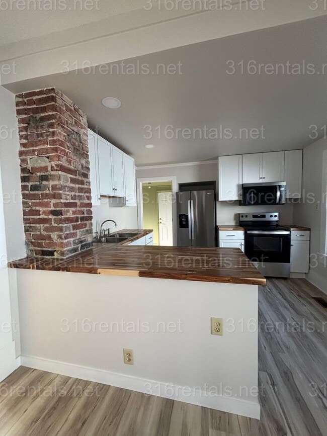 Building Photo - 2 bedroom 1 bath available NOW!