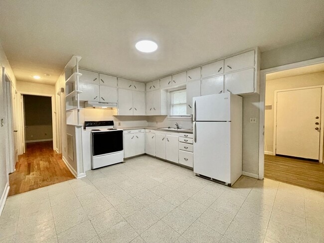 Building Photo - Centrally Located 2 Bedroom Home