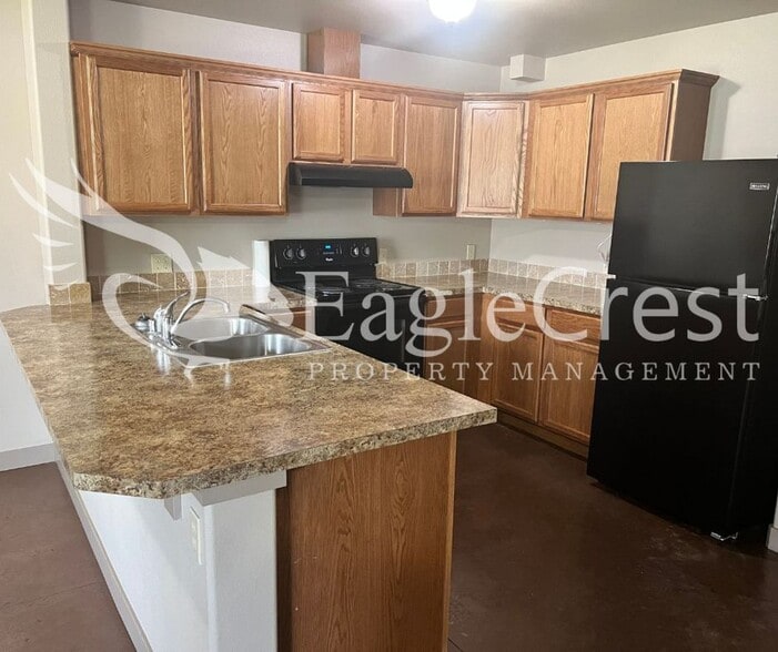 Building Photo - Two Bedroom, One and a Half Bathroom Unit