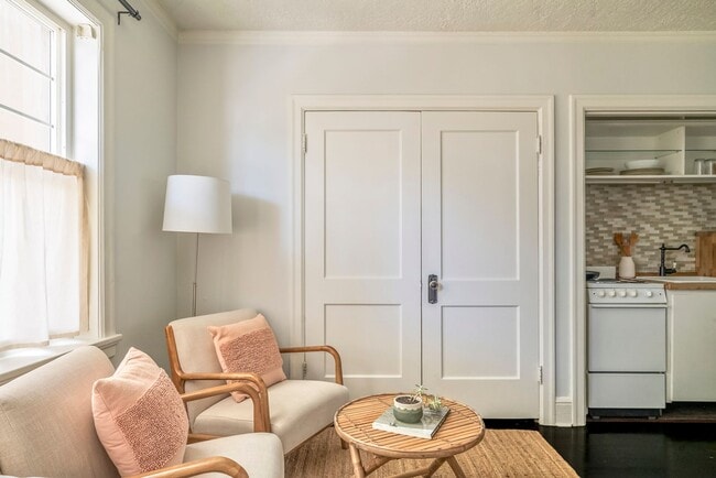 Building Photo - Cozy, updated 4th-floor studio in Nob Hill. Convenient location near all the hot spots