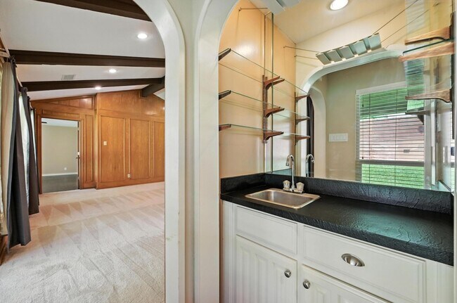 Building Photo - Stately 4-Bedroom Estate Home in Prestigio...