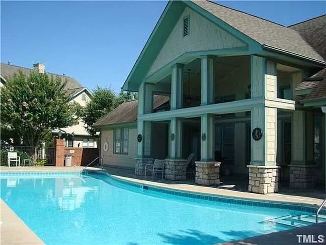 Building Photo - Gorgeous Condo in the heart of Chapel Hill