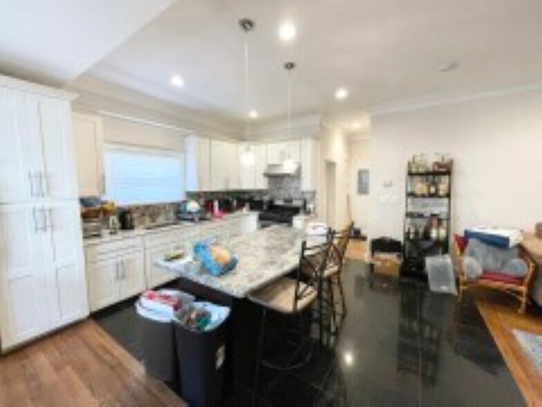 Primary Photo - 32 Sumner St