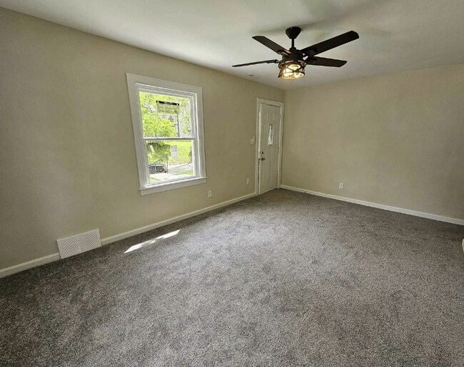 Building Photo - Newly Renovated 3 Bedroom