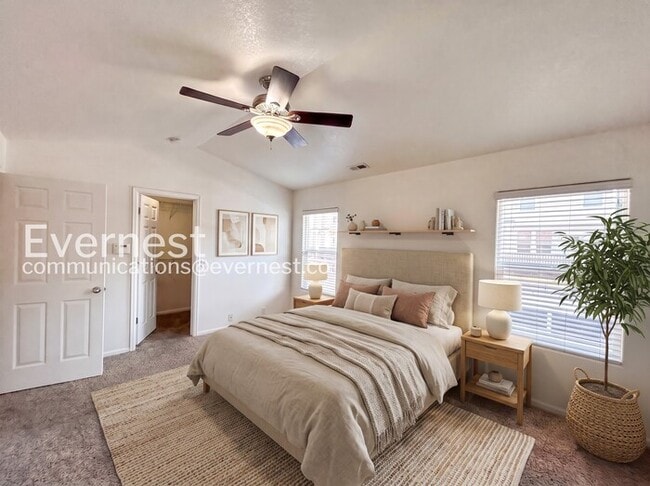 Building Photo - 2 Bed/2.5 Bath Townhome with Modern Amenities / Available Now!