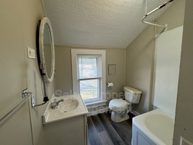 Building Photo - 1230 W Wildwood Ave