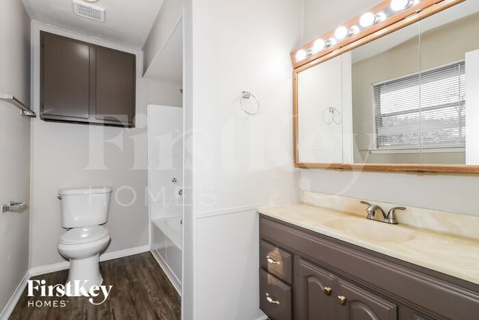 Building Photo - 15310 Meadow Village Dr