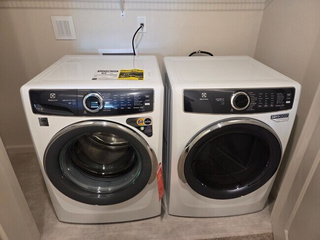 Building Photo - Brand New 3 bdrm 2 1/2 bath townhouse