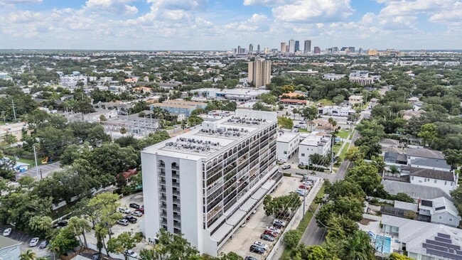 Building Photo - Spacious 2 Bed 2 Bath Condo in Heart of So...