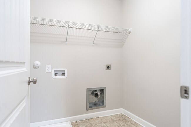 Building Photo - 135 Almond Dr