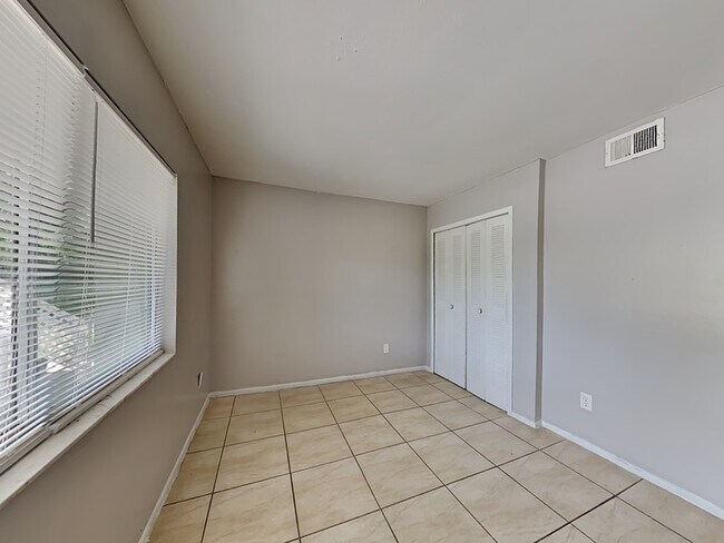 Building Photo - 2549 S Oak Ave