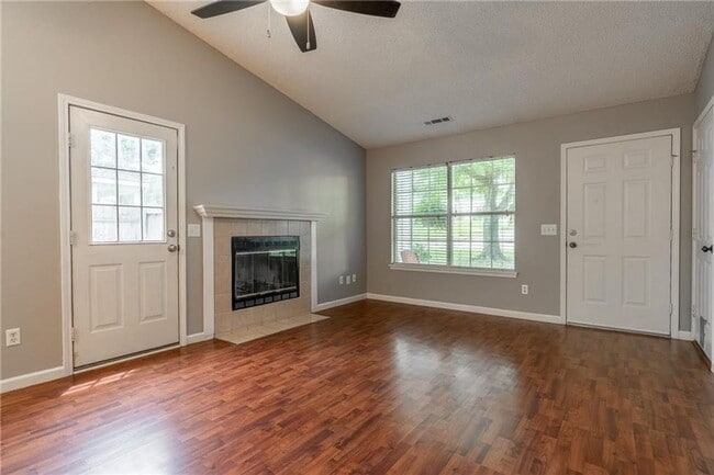 Building Photo - Three Bedroom One Bathroom For Rent