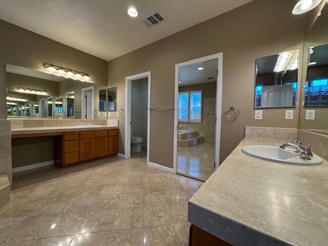 Building Photo - Gorgeous 5 bedroom + office, 4.5 bath Alam...