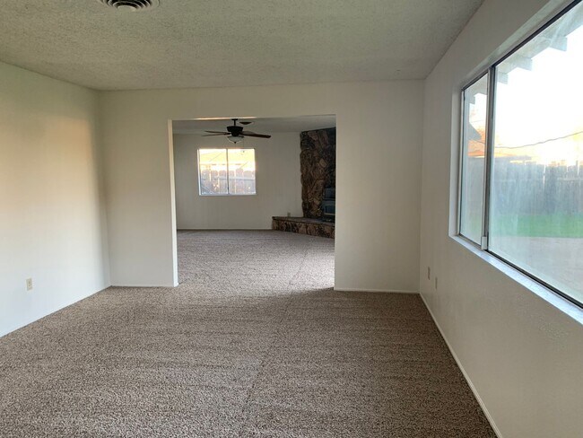 Building Photo - 4 bedroom home in convenient location on Alta Mesa Dr.