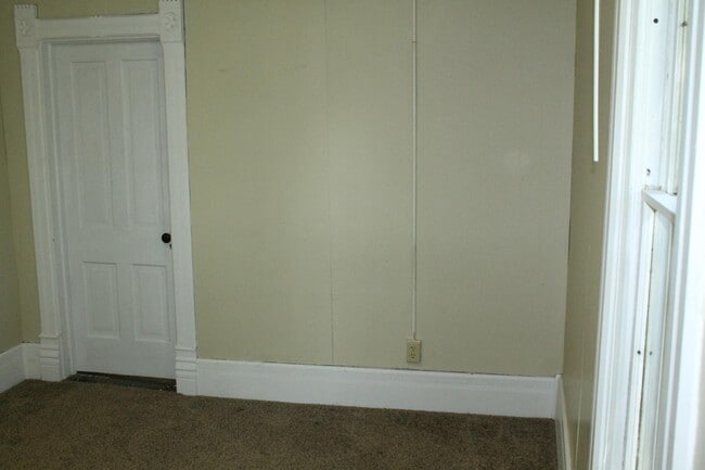 Building Photo - 119 Elm St