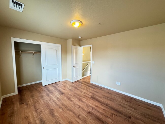 Building Photo - 3  bed/ 2.5 bath townhouse - Yuba City