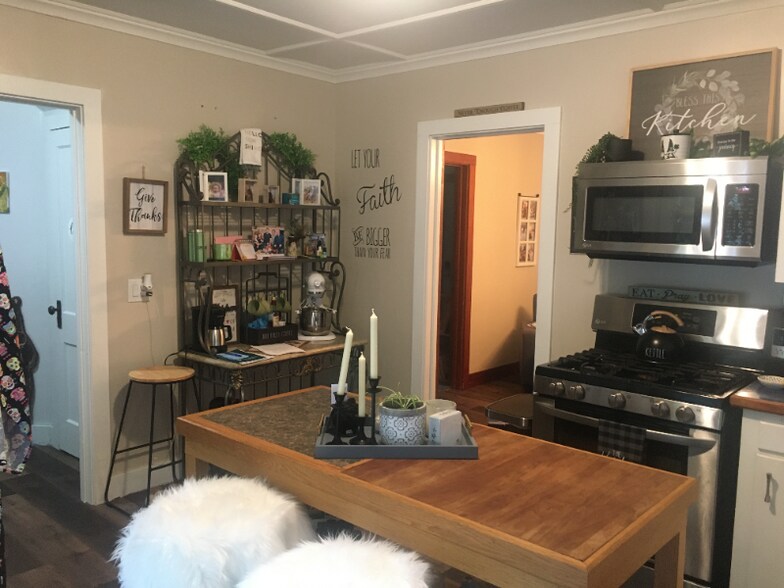 Building Photo - 4950 Elm St