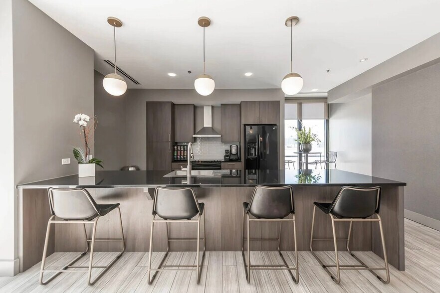 Building Photo - 211 W Scott St