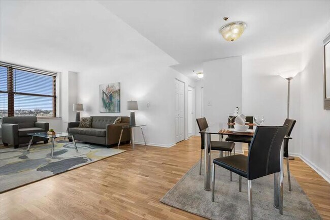 Building Photo - 330 River St