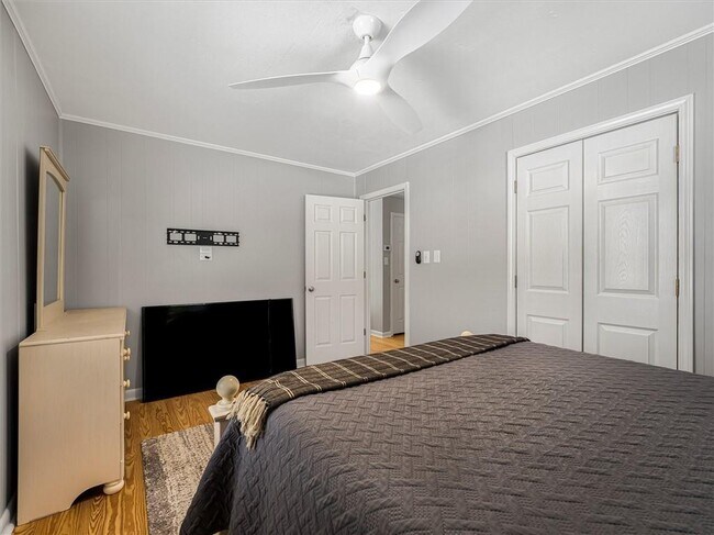 Building Photo - 6265 Lakeview Dr