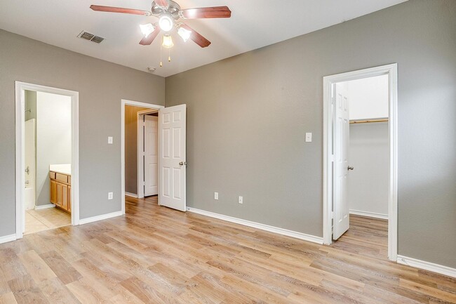 Building Photo - Walnut Street Duplex