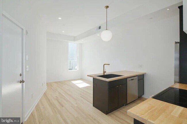 Building Photo - 2331 Frankford Ave